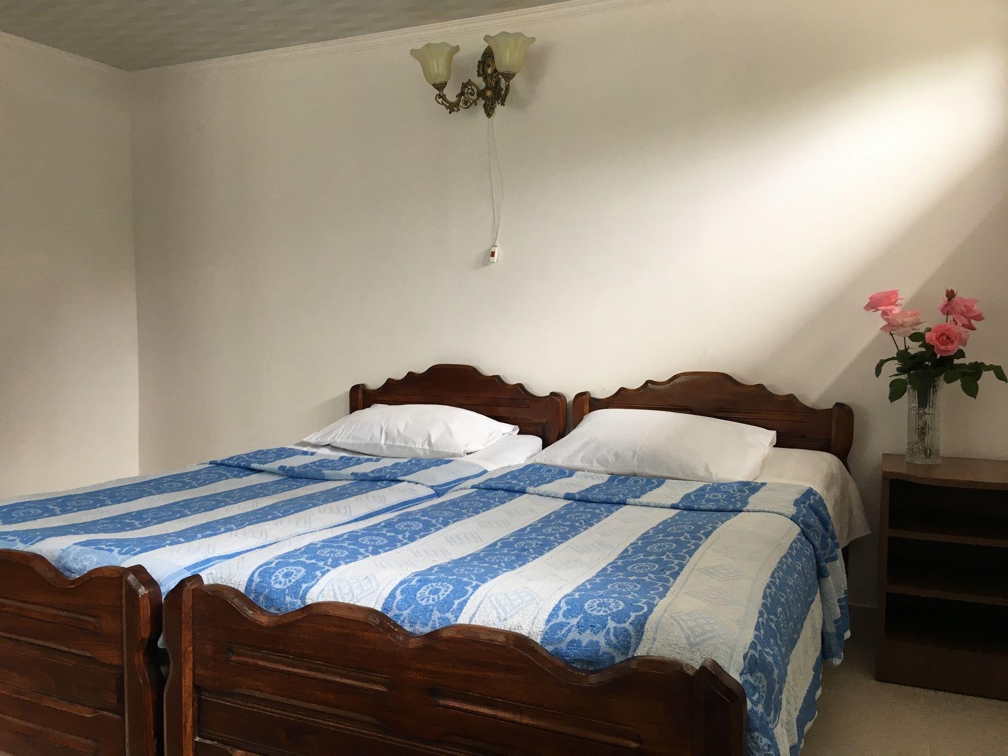 White Guest House Batoemi Buitenkant foto