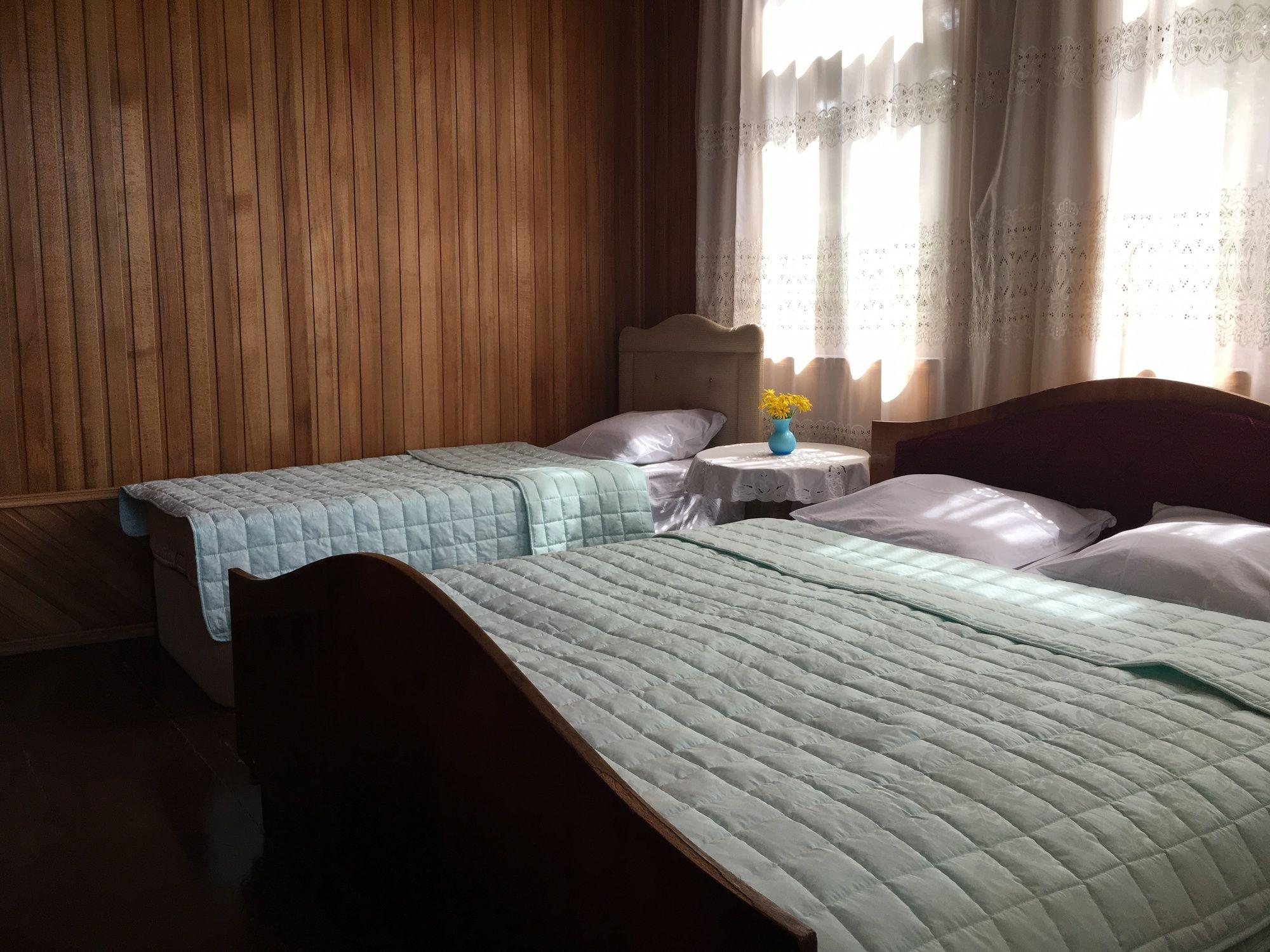 White Guest House Batoemi Buitenkant foto