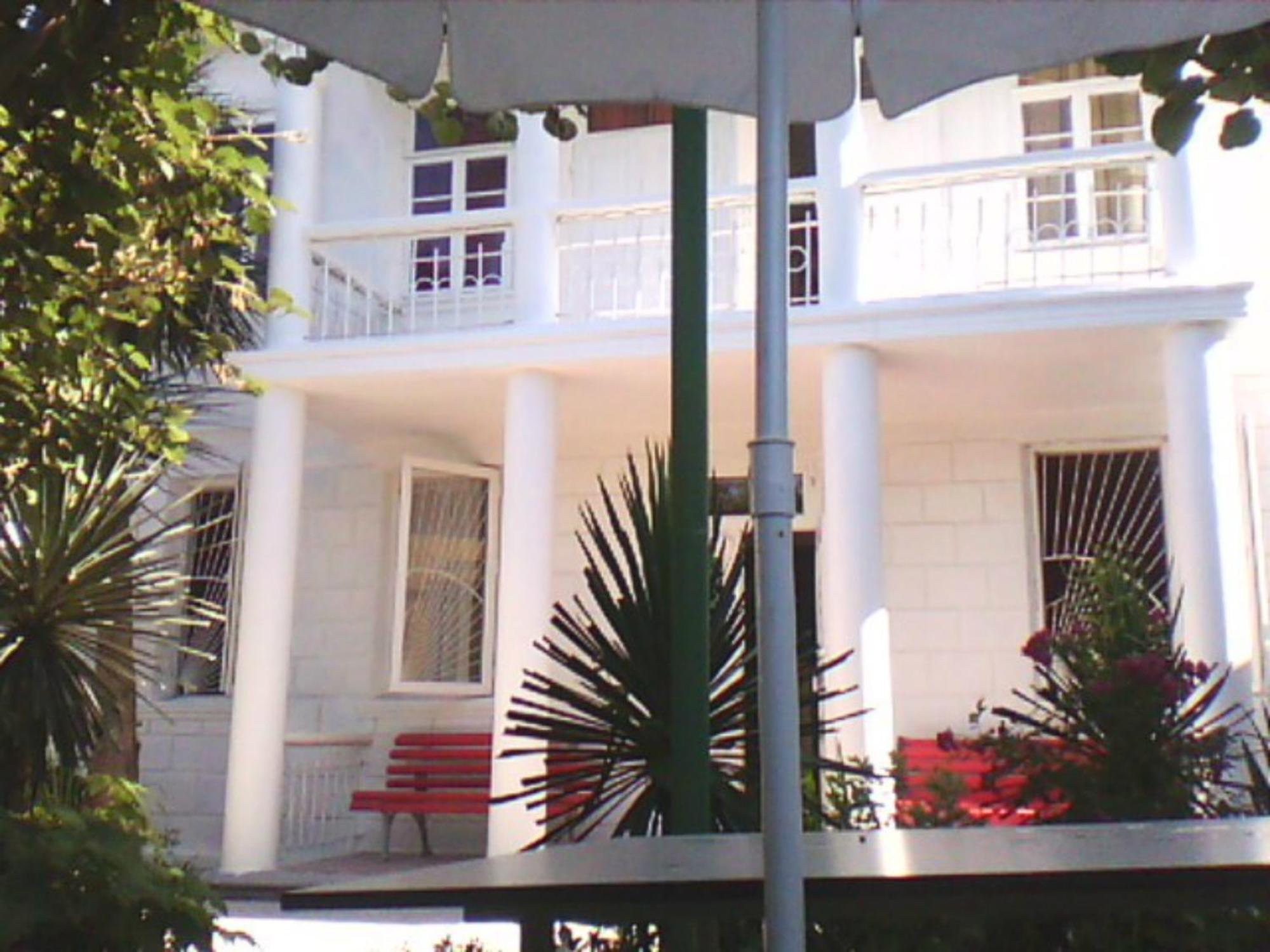 White Guest House Batoemi Buitenkant foto