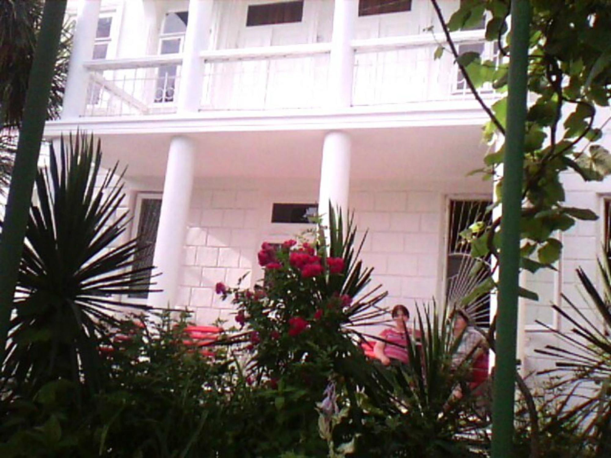 White Guest House Batoemi Buitenkant foto