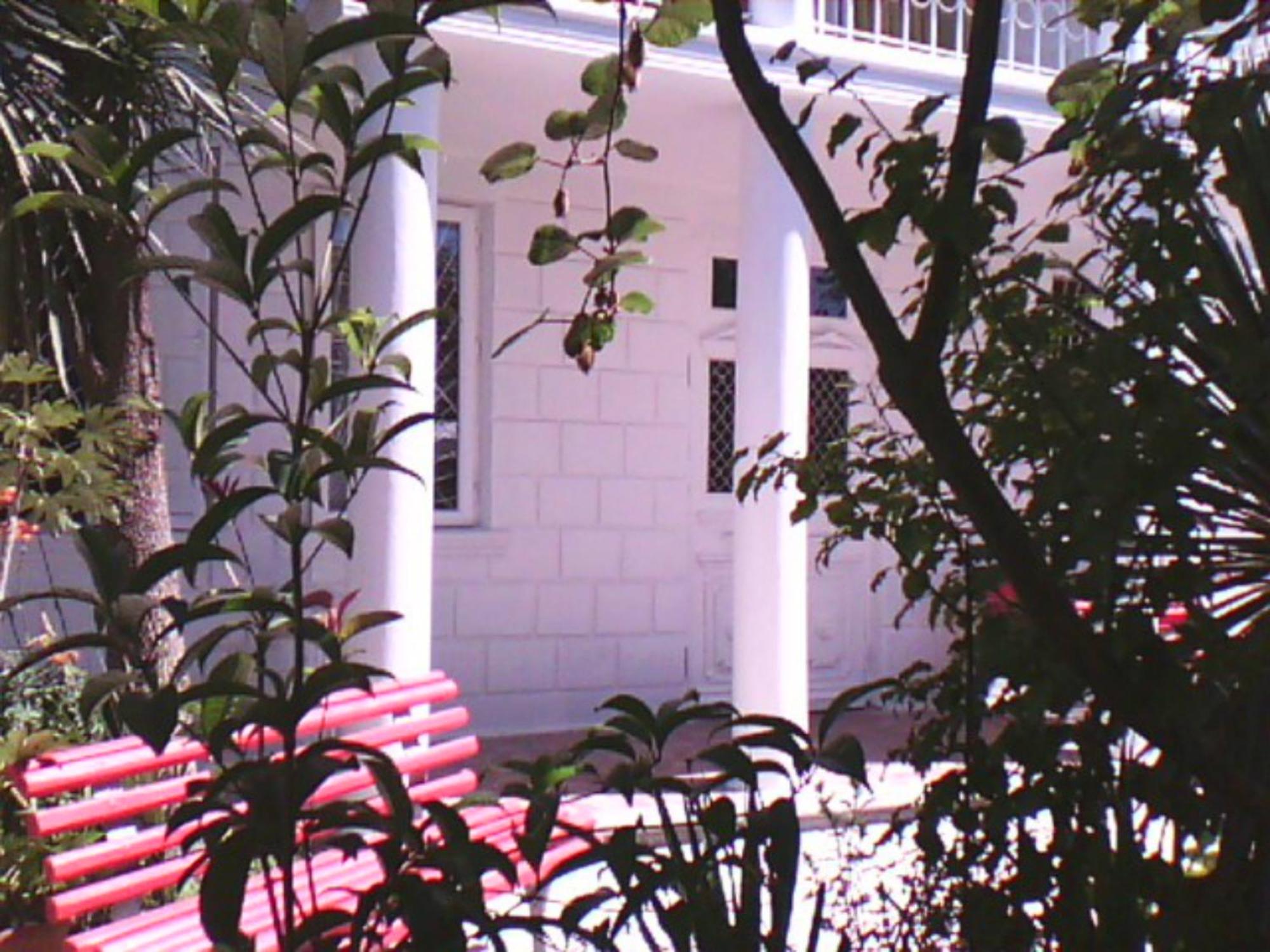 White Guest House Batoemi Buitenkant foto