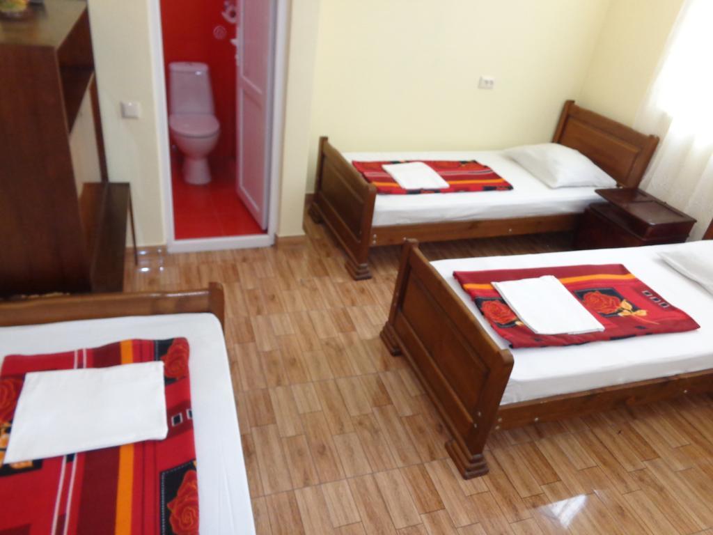 White Guest House Batoemi Kamer foto
