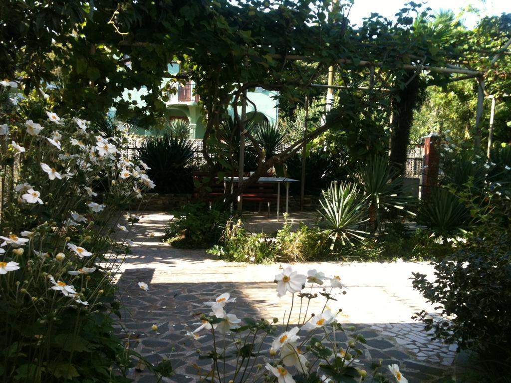 White Guest House Batoemi Buitenkant foto