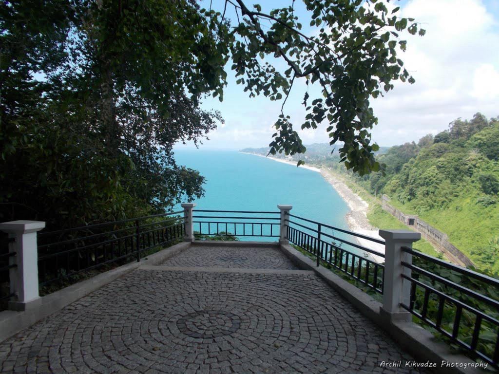 White Guest House Batoemi Buitenkant foto