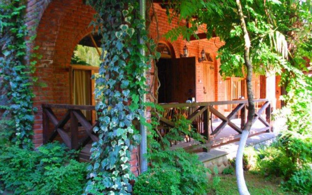 White Guest House Batoemi Buitenkant foto