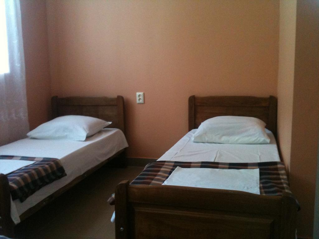White Guest House Batoemi Kamer foto