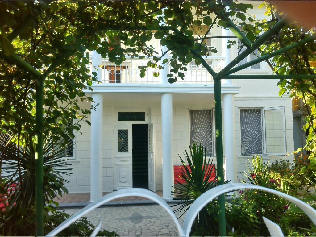 White Guest House Batoemi Buitenkant foto