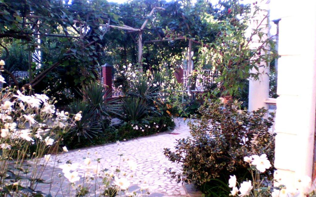 White Guest House Batoemi Kamer foto