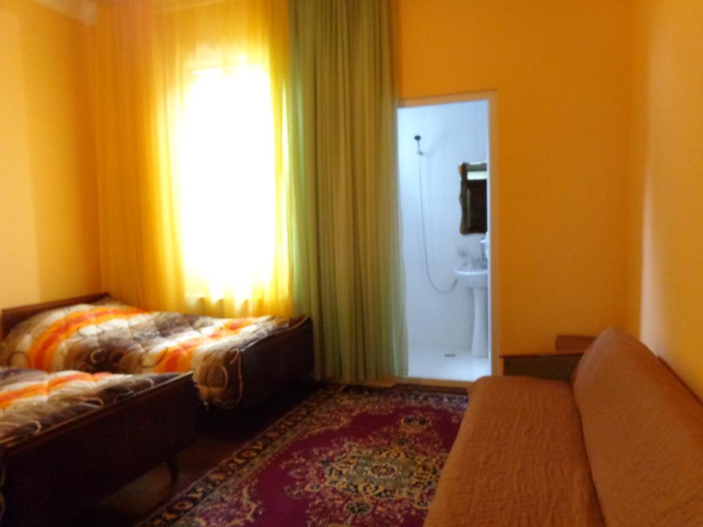 White Guest House Batoemi Buitenkant foto