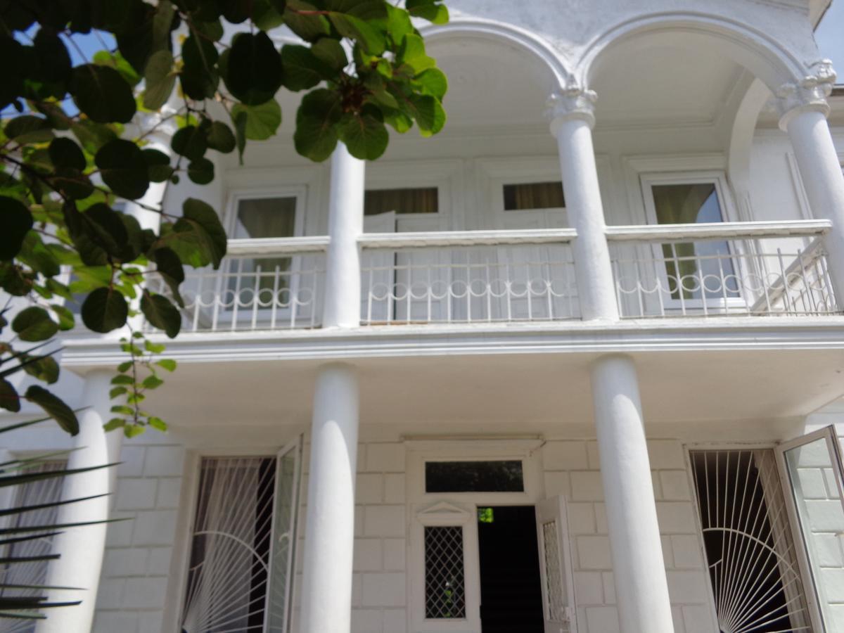 White Guest House Batoemi Buitenkant foto