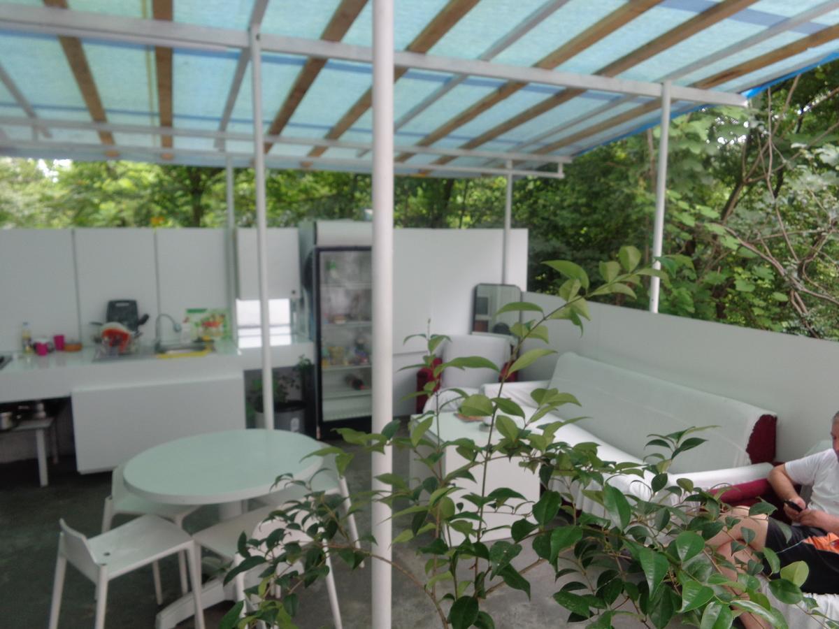 White Guest House Batoemi Buitenkant foto